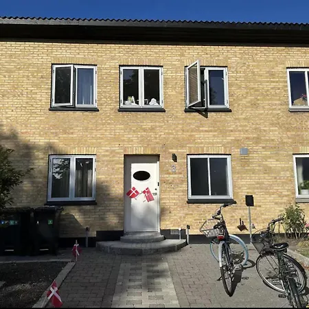 Bright With Free Parking And Access To Garden *